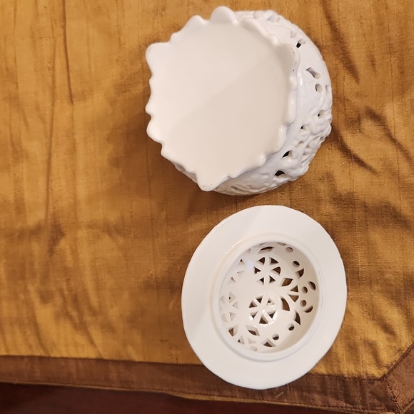 Reticulated potpourri china jar - Picture 3 of 3